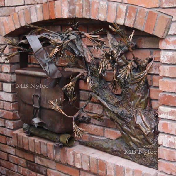 płaskorzeźby ze stali - skrzynka na listy z drzewem bonsai - kowalstwo artystyczne - nr.kat. Z61