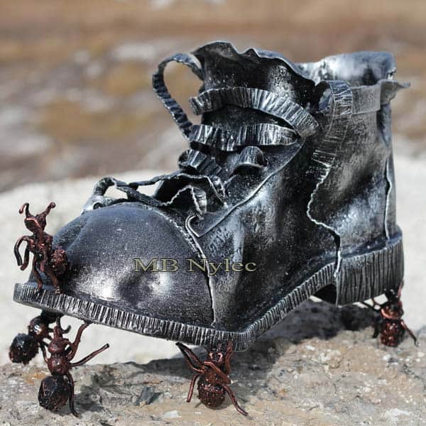 rzeźby z metalu - but z metalu - kompozycja but i mrówki ze stali - nr.kat. Z77