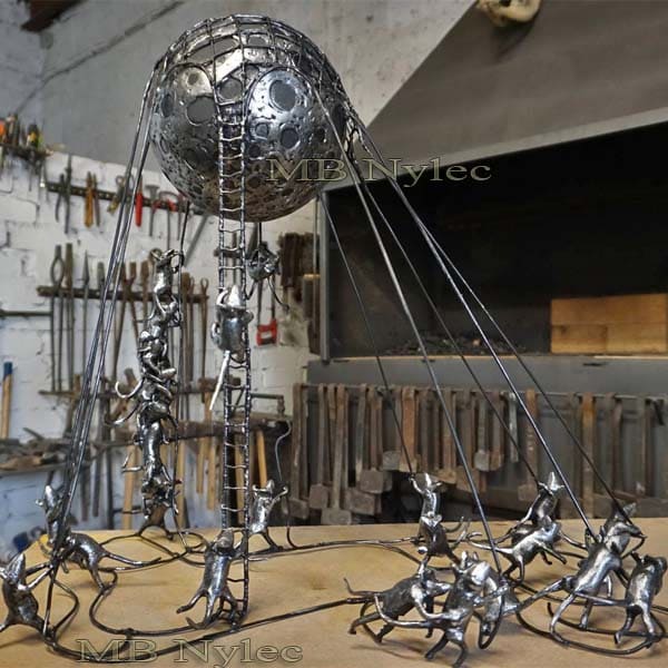 rzeźby z metalu - kompozycja - myszy trzymające księżyc - metaloplastyka produkcja - nr.kat. Z75