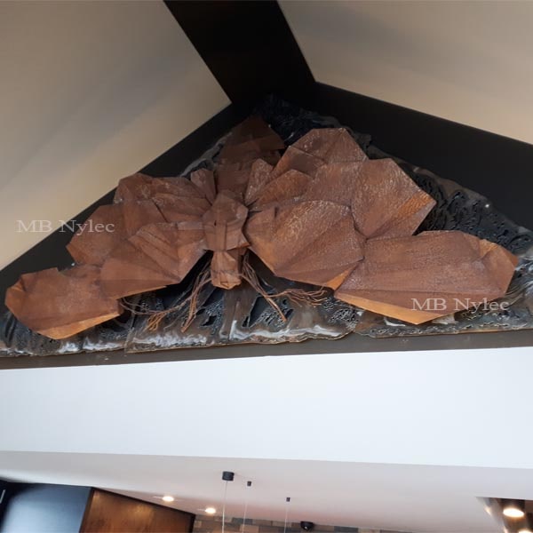 płaskorzeźba z e stali - ćma z metalu- ćma jako pająk na pajęczynie - wymiary kompozycji 4m X 2m. nr kat. Z60